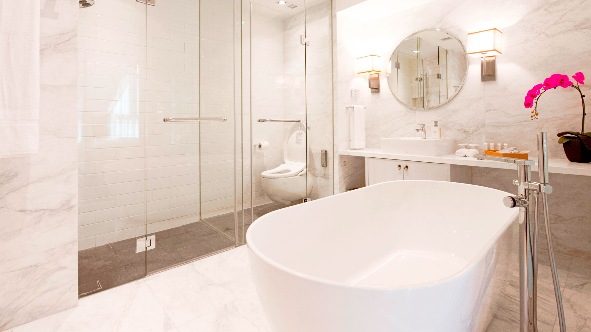 Suite Rooms With Bathtubs At Hotel Nuve, Hotels With Bathtubs