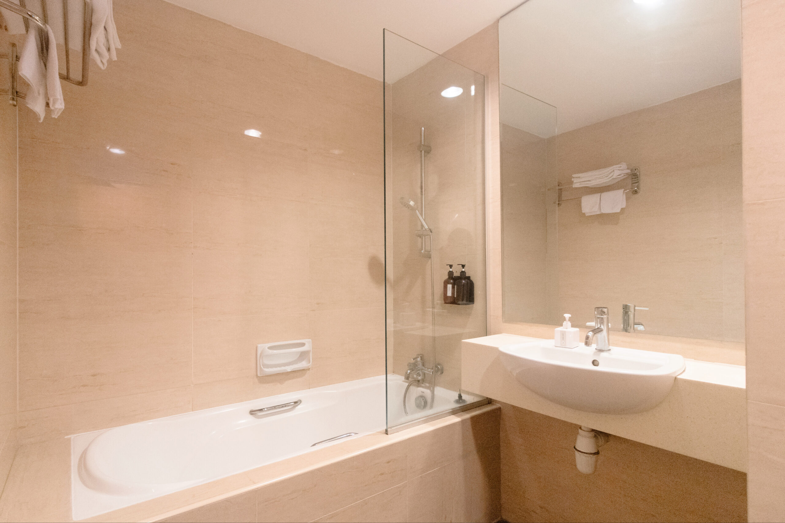 Victoria Hotel, Hotels with Bathtub Singapore